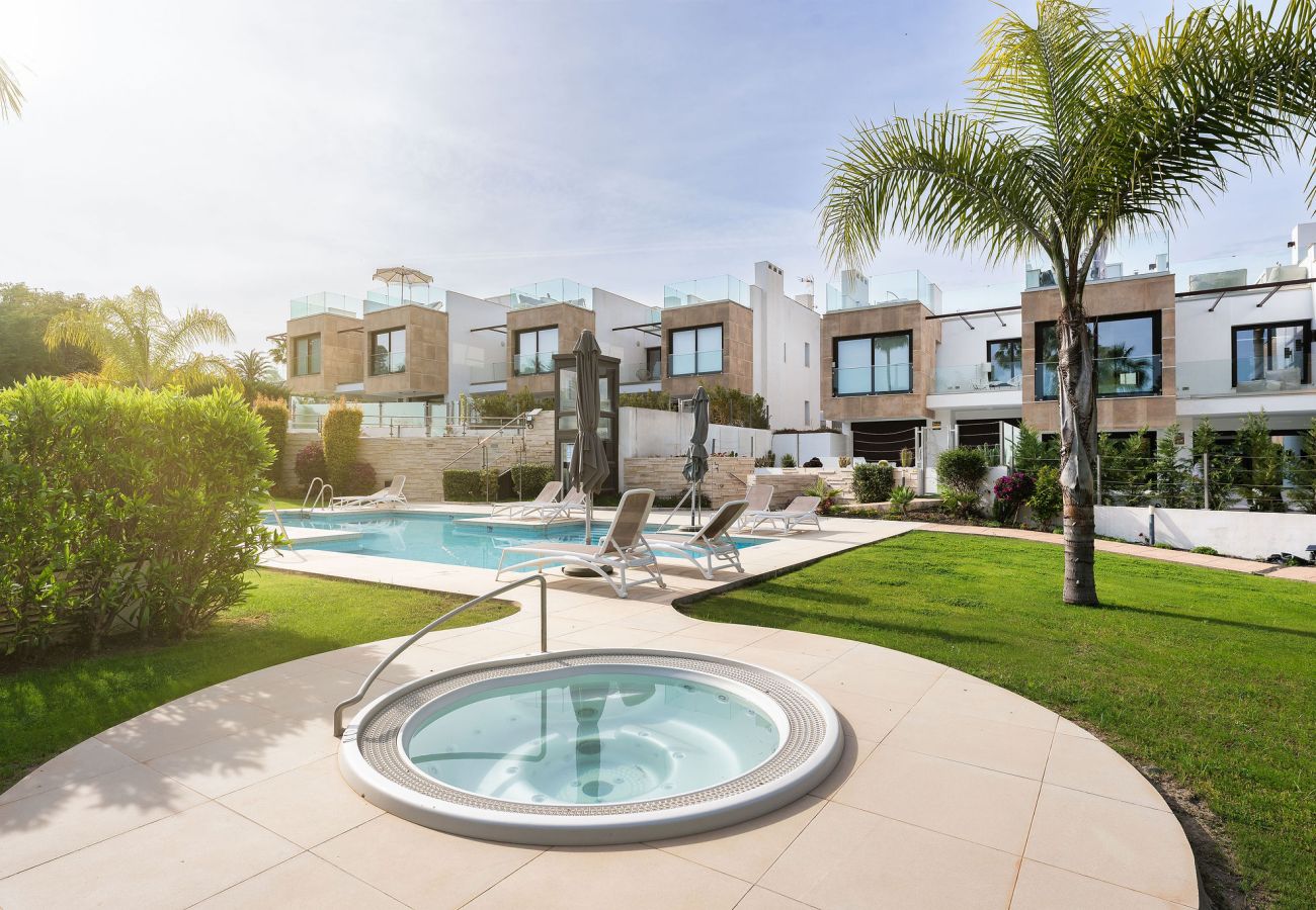 Maison mitoyenne à Nueva andalucia - RAL33944 Golden Green