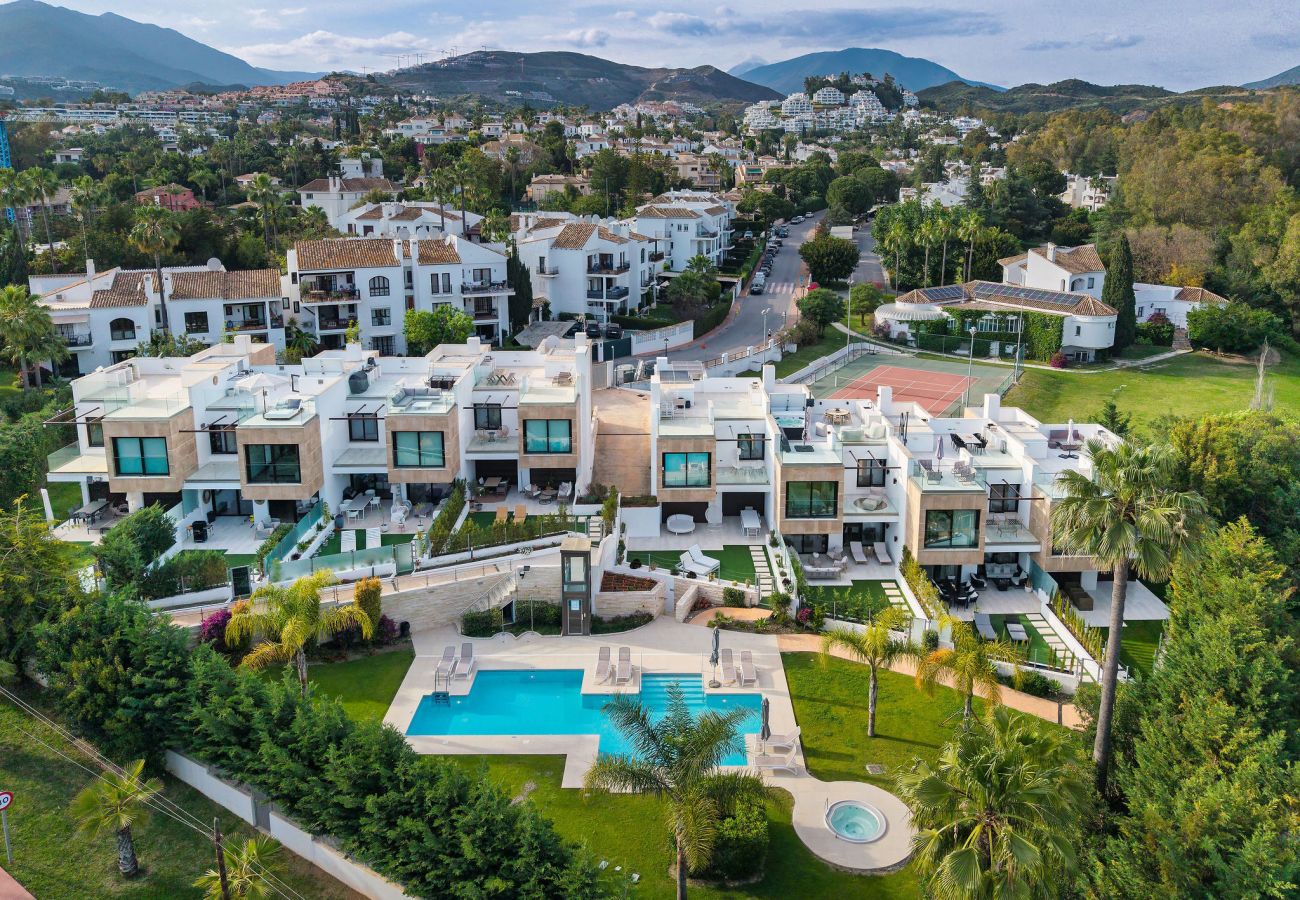 Radhus i Nueva andalucia - RAL33944 Golden Green